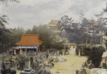 Cmentarz Kurodani w Kioto, rzeźbione grobowce